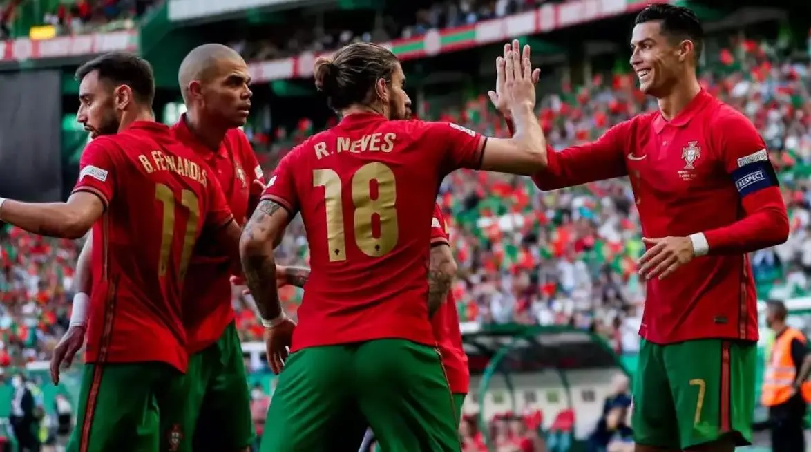 但他最终拒, 但凭借顽强, 型的创造型